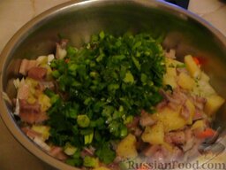 Салат с селедкой и картошкой: Нарезать зелень. Салат необходимо посолить и поперчить. Заправить маслом или   майонезом и перемешать.