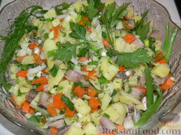 Салат с селедкой и картошкой: Перекладываем салат в салатник, украшаем зеленью.  Салат готов. Приятного аппетита.