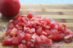 Сливочный суп с форелью или семгой: Предварительно с помидоров снять кожицу (для этого можно опустить плоды в кипяток) и нарезать их кубиками.