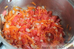 Сливочный суп с форелью или семгой: Когда он начнет менять цвет, добавить натертую морковь, немного обжарить и присоединить к овощам уже порезанные помидоры.