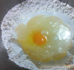 Вертута с сыром, шпинатом и яйцами: Вылить в эту лунку 1 сырое яйцо, подсоленную воду, а также 2 ст. ложки оливкового масла.