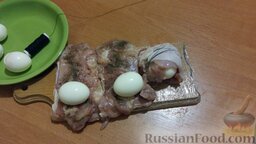 Куриные рулетики с яйцом: В каждый пласт куриного мяса завернуть яйцо.