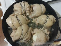 Куриные рулетики с яйцом: На раскалившееся на сковороде масло выложить сформированные рулетики.