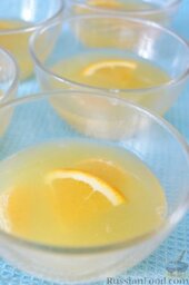 Фруктовое желе на агар-агаре: Затем апельсиновый сок смешать с оставшимся сиропом, перемешать. Разлить сверху на лаймовое желе. Украсить мандаринкой и апельсиновыми дольками.