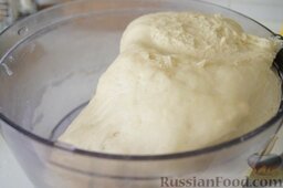 Хлеб с чесночным маслом: Накрыть плёнкой. Поставить в тёплое место на расстойку (примерно 1,5-2 часа). Тесто должно увеличиться в 2 раза.
