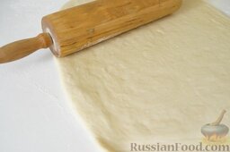 Хлеб с чесночным маслом: Стол припылить мукой (именно слегка припылить, тесто и так довольно крутое).  Подошедшее тесто обмять. Раскатать прямоугольник толщиной около 1 см