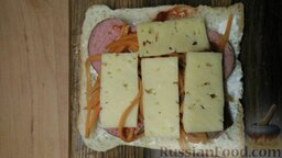 Сэндвич "Завтрак для мужа": Накрыть 4-мя ломтиками сыра. Закрыть другим кусочком хлеба.