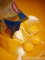 Тонкие блинчики с корицей: Разбиваем яйца в миску. Добавляем ванильный сахар.