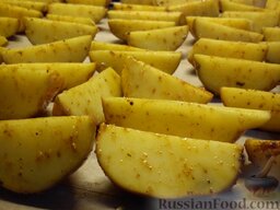Картошка по-селянски: Отправляем противень в разогретую духовку примерно на 35 минут, при температуре 180 градусов.