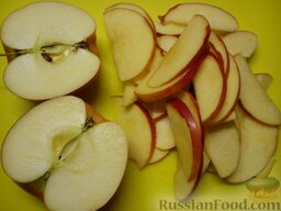 Съедобные "розы": Разрезаем яблоки напополам, вырезаем сердцевину. Нарезаем яблоко слайсами как можно тоньше, 1-1,5 мм.   Перекладываем яблоки в миску, выливаем стакан воды и добавляем 2 ст. л. сахара. Кипятим на огне 3 минуты. Уже размягченные яблоки пересыпаем в дуршлаг, даем стечь лишней воде.