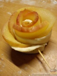 Съедобные "розы": Край сформировавшейся розочки закрепите зубочисткой.