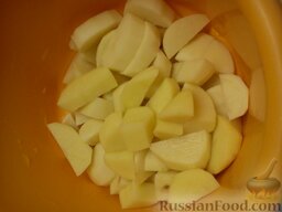 Тушеная курица с картофелем: Моем голени, даем стечь. После маринуем в специях, добавляем соль и перец.  Очищенный картофель нарезаем кубиками.
