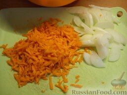 Тушеная курица с картофелем: Отдельно трем на крупной терке морковь и мелко шинкуем лук.