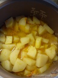 Тушеная курица с картофелем: Затем включаем режим «Тушение», выставляем время - 40 минут, добавляем картофель, наливаем воду, закрываем крышку.