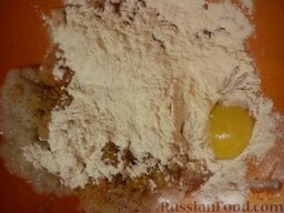 Тефтели из куриного филе, с сухарями: В емкость с фаршем добавляем готовые сухари, 1 яйцо, специи и приправы.