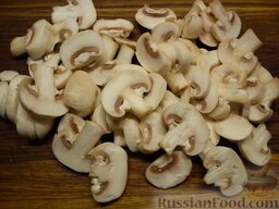 Мясо с картошкой и грибами (в мультиварке): Хорошо моем грибы, снимаем верхнюю кожицу. Разрезаем пополам, и каждую половину еще на две части.