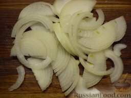 Мясо с картошкой и грибами (в мультиварке): Нарезаем лук полукольцами.