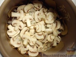 Мясо с картошкой и грибами (в мультиварке): Сверху высыпаем грибы.