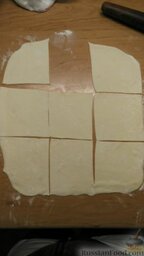 Быстрые пирожные с белковым кремом: Раскатываем слоеное тесто прямоугольником, вырезаем квадраты со стороной 5 см.