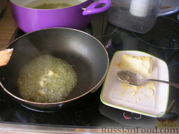 Морковь с зеленым горошком: Разогреваем сливочное масло на сковороде.