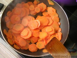 Морковь с зеленым горошком: Обжариваем морковь, помешивая. Она должна приобрести красивый золотистый оттенок.   Далее добавляем к моркови горошек, перемешиваем, сбрызгиваем уксусом.