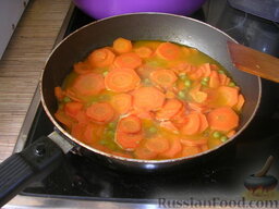 Морковь с зеленым горошком: После этого нужно добавить немного отвара, оставшегося после варки горошка, слегка посолить и тушить все 5-6 минут.   Перед подачей к столу посыпать зеленью или пряными травами.   Горошек с морковью можно подавать в качестве гарнира к мясу. Подается блюдо как отдельно, так и, например, вместе с вареной гречкой - это придаст последней пикантные нотки.  *  Количество и пропорции овощей в рецепте можно менять по своему вкусу.