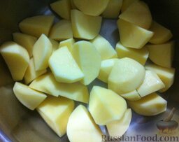 Пастуший пирог: Картофель почистить и порезать на 4 части. Сложить в кастрюлю. Залить водой, довести до кипения, варить до готовности.