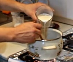 Итальянский горячий шоколад: Как только шоколад растает, постепенно добавляем оставшееся молоко, тщательно перемешиваем, доводим до однородности.