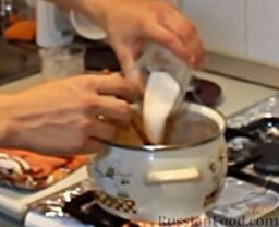 Итальянский горячий шоколад: Добавляем к напитку сахар, крахмал, ванилин, щепотку соли и корицу, еще раз все тщательно перемешиваем.