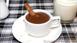 Итальянский горячий шоколад: Как только шоколад загустеет, снимаем его с огня, разливаем по чашечкам. По желанию украшаем палочкой корицы или взбитыми сливками. Подаем со стаканом молока.  Приятного аппетита! Радуйте себя и своих близких!