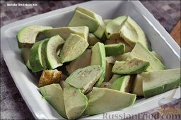 Салат с авокадо, жареным сыром и куриными сердечками: В тарелке - уже порезанная груша, туда же добавляем авокадо.