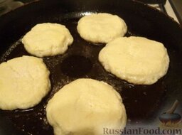 Нежнейшие сырники без яиц: Разогреть сковороду, налить растительное масло. В горячее масло выложить сырники. Обжарить сырники на среднем огне до золотистого цвета - сперва с одной стороны (3-4 минуты).