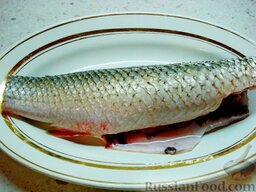 Рыба с овощами в пароварке: Пеленгаса очистить от чешуи, удалить внутренности, голову и хвост.