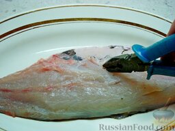 Рыба с овощами в пароварке: Острым ножом, направляя лезвие вдоль хребта, отделить рыбное филе от костного скелета. Если остались некоторые реберные кости, их легко можно вытащить плоскогубцами.