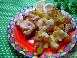 Рыба с овощами в пароварке: Подавать рыбу с овощами следует в горячем виде, добавив на сервировочную тарелку несколько долек лимона.