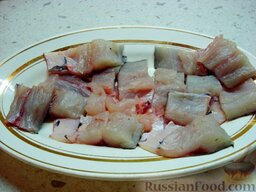 Рыба с овощами в пароварке: Получившееся филе разрезать на порционные кусочки. Рыбу посолить.