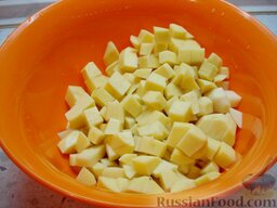 Рыба с овощами в пароварке: Картофель нарезать небольшими кубиками.