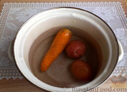 Салат «Мимоза» с сардинами: Необходимо хорошо помыть все овощи от лишней грязи, поставить вариться. Картофель и оранжевый плод можно варить в одной кастрюле, доставать по мере готовности.