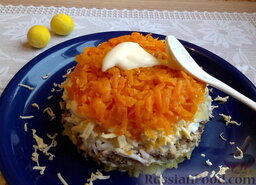 Салат «Мимоза» с сардинами: Затем покрыть салат тёртой морковью и сверху майонезом.