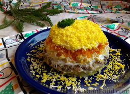 Салат «Мимоза» с сардинами: В самом конце мелко покрошить желтки. Их не нужно покрывать майонезом.  Поставить салат на полку холодильника для охлаждения. Затем украсить веточкой петрушки и подавать к столу.  Приятного аппетита!