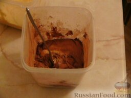 Шоколадно-апельсиновый кекс с орехами: В одну часть добавляем какао и измельченные грецкие орехи -перемешиваем в однородную массу.