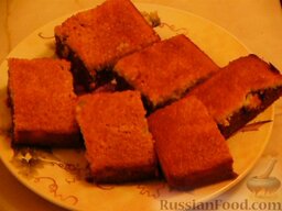 Шоколадно-апельсиновый кекс с орехами: Остывший кекс разрезаем на кусочки и украшаем сахарной пудрой.