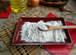 Говяжья печень с луком: На плоскую тарелку насыпаем указанное количество муки, добавляем к ней соль, перемешиваем.