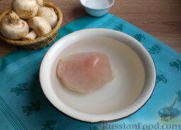 Салат с грибами, курицей и сыром: Первым делом необходимо сварить филе. Промыть его, положить в кастрюлю с водой и варить до готового состояния. Немного приправить солью.