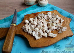 Салат с грибами, курицей и сыром: Чтобы при нарезке вышли ровные кубики, филе должно полностью остыть.