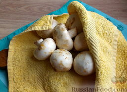 Салат с грибами, курицей и сыром: Грибы также хорошо помыть, удалив всю лишнюю грязь, промокнуть полотенцем.