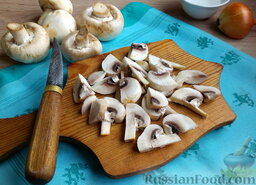 Салат с грибами, курицей и сыром: Грибы нашинковать крупными продолговатыми кусочками.