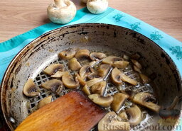 Салат с грибами, курицей и сыром: Высыпать грибы на горячую сковороду, предварительно налив в неё рафинированного масла, немного посолить.