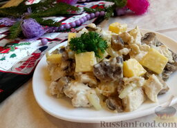 Салат с грибами, курицей и сыром: Сверху салат украсить свежей зеленью, и подавать к праздничному столу.