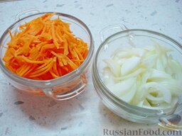 Печеночный мини-тортик: Морковь натереть на специальной терке длинными волокнами. Лук нарезать полукольцами. Отварить 1 яйцо.